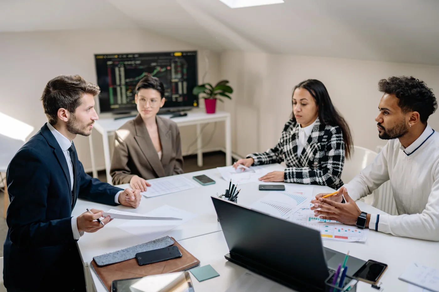 Profissionais reunidos em ambiente de trabalho